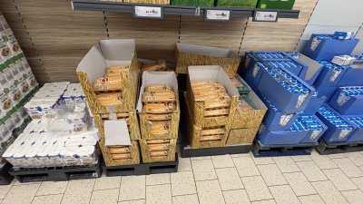 Vejce v krabicích mezi moukou a trvanlivým mlékem v supermarketu