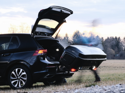 Box u otevřeného kufru auta