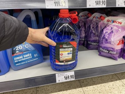 Zimní směsi do ostřikovačů v regálu supermarketu