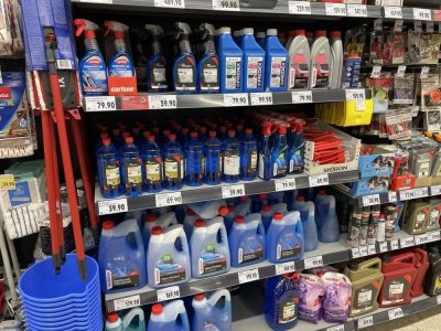 Zimní směsi do ostřikovačů v regálu supermarketu