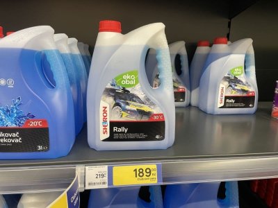 Zimní směsi do ostřikovačů v regálu supermarketu