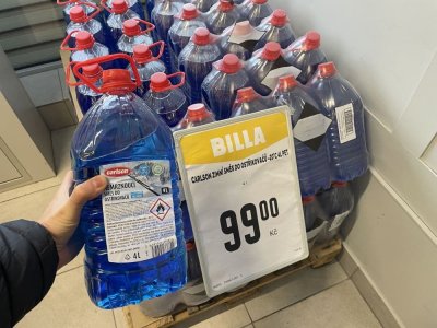 Zimní směsi do ostřikovačů v supermarketu