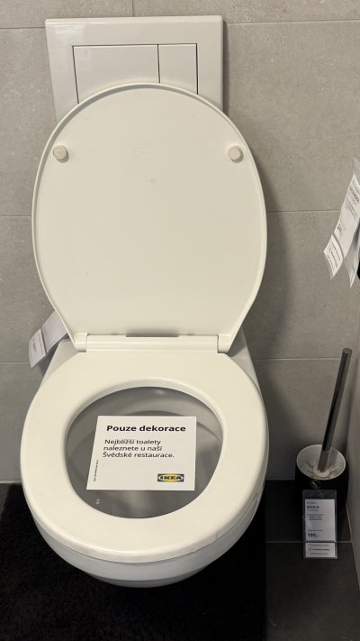 Toaleta s cedulkou „Pouze dekorace“