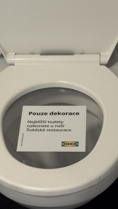 Toaleta s cedulkou „Pouze dekorace“
