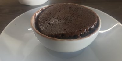 Miska s upečeným mug cake