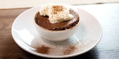 Mug cake se šlehačkou a skořicí