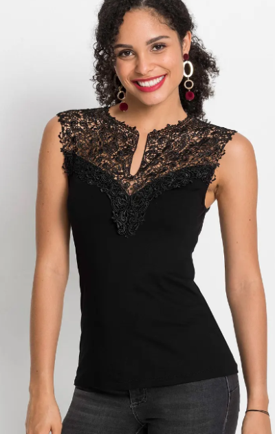 Žena s krajkovou halenkou