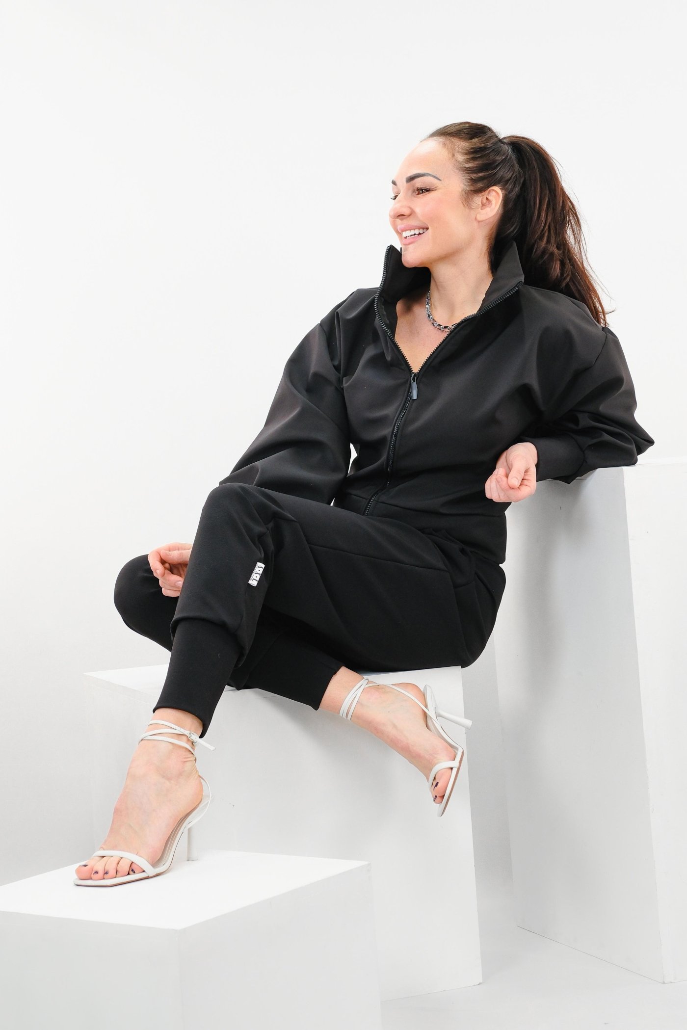 Žena v černé teplákové soupravě