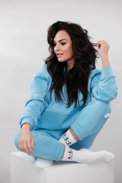 Žena v modré teplákové soupravě