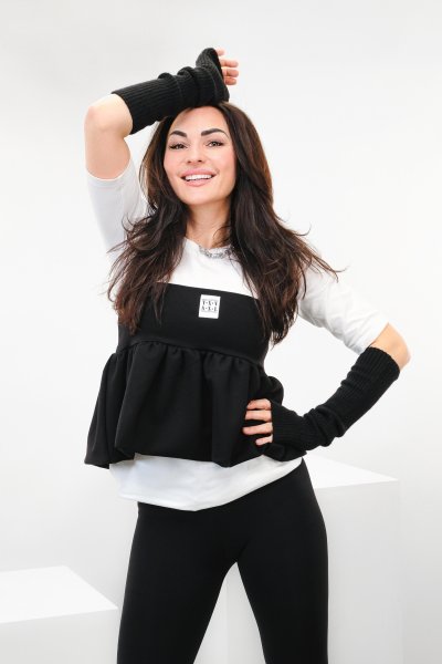 Žena v černo-bílém outfitu