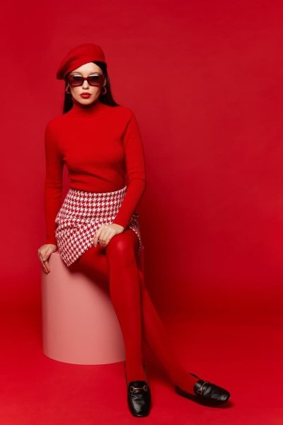 Žena v červeném outfitu