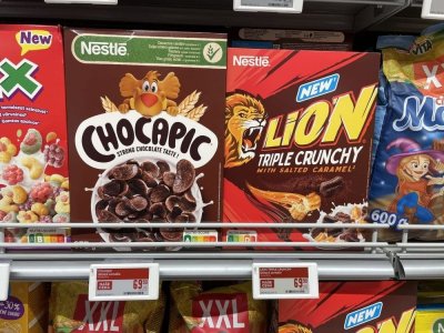 Snídaňové cereálie v supermarketu