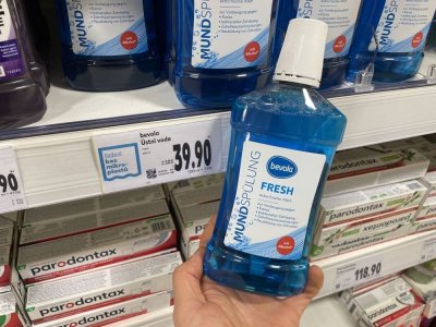 Ústní voda v rukou v obchodě