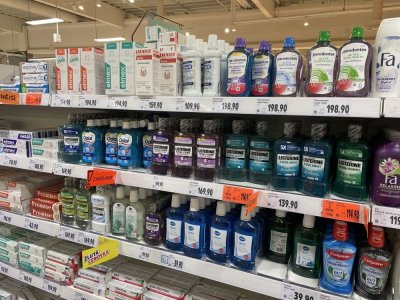 Ústní vody v regálu v obchodě