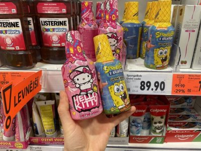 Ústní vody v rukou v obchodě