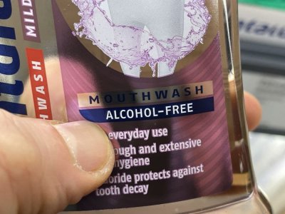 Ústní voda v rukou v obchodě