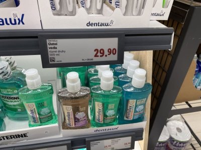 Ústní vody v regálu v obchodě