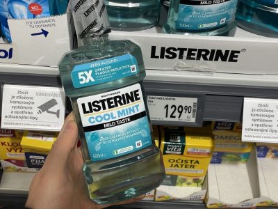 Ústní voda v rukou v obchodě