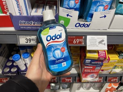 Ústní voda v rukou v obchodě