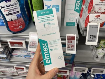 Ústní voda v rukou v obchodě