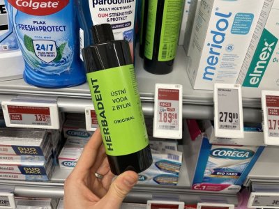 Ústní voda v rukou v obchodě
