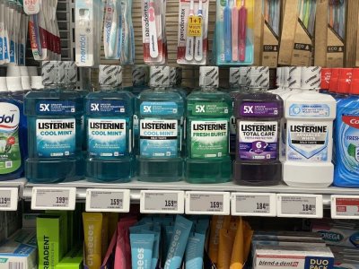 Ústní vody v regálu v obchodě