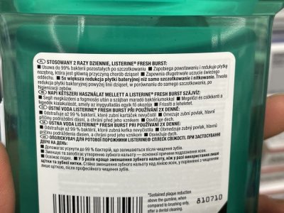 Ústní voda v rukou v obchodě