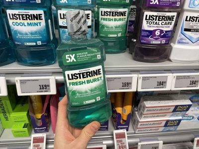 Ústní voda v rukou v obchodě