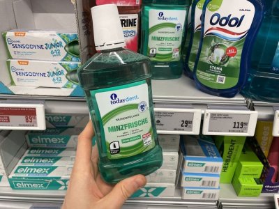 Ústní voda v rukou v obchodě