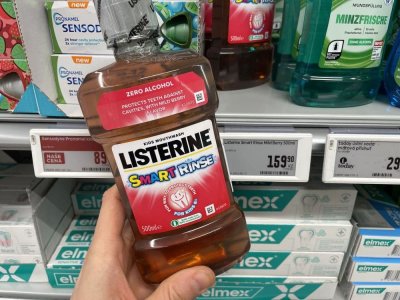 Ústní voda v rukou v obchodě