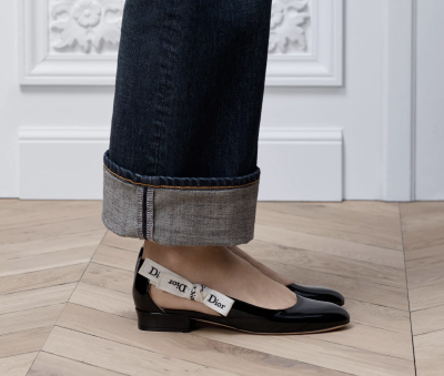 Ženské nohy v džínách a balerínách