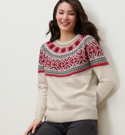 Žena v pleteném svetru s norským vzoren