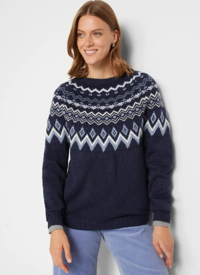 Žena v pleteném svetru s norským vzoren