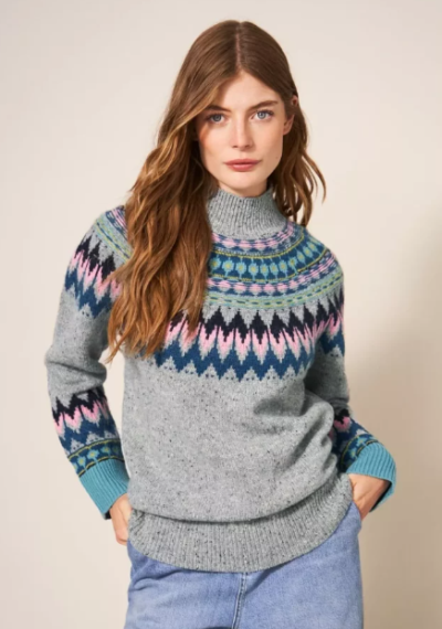 Žena v pleteném svetru s norským vzoren