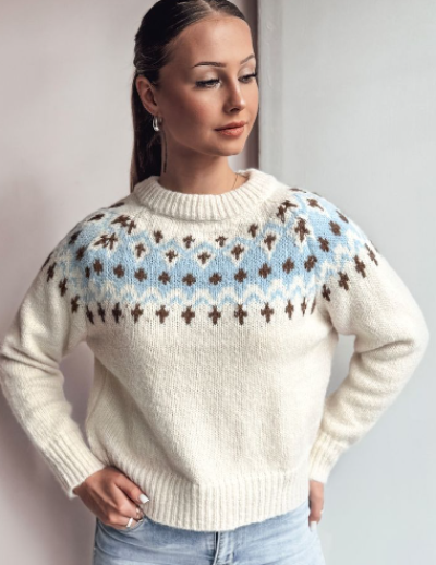 Žena v pleteném svetru s norským vzoren