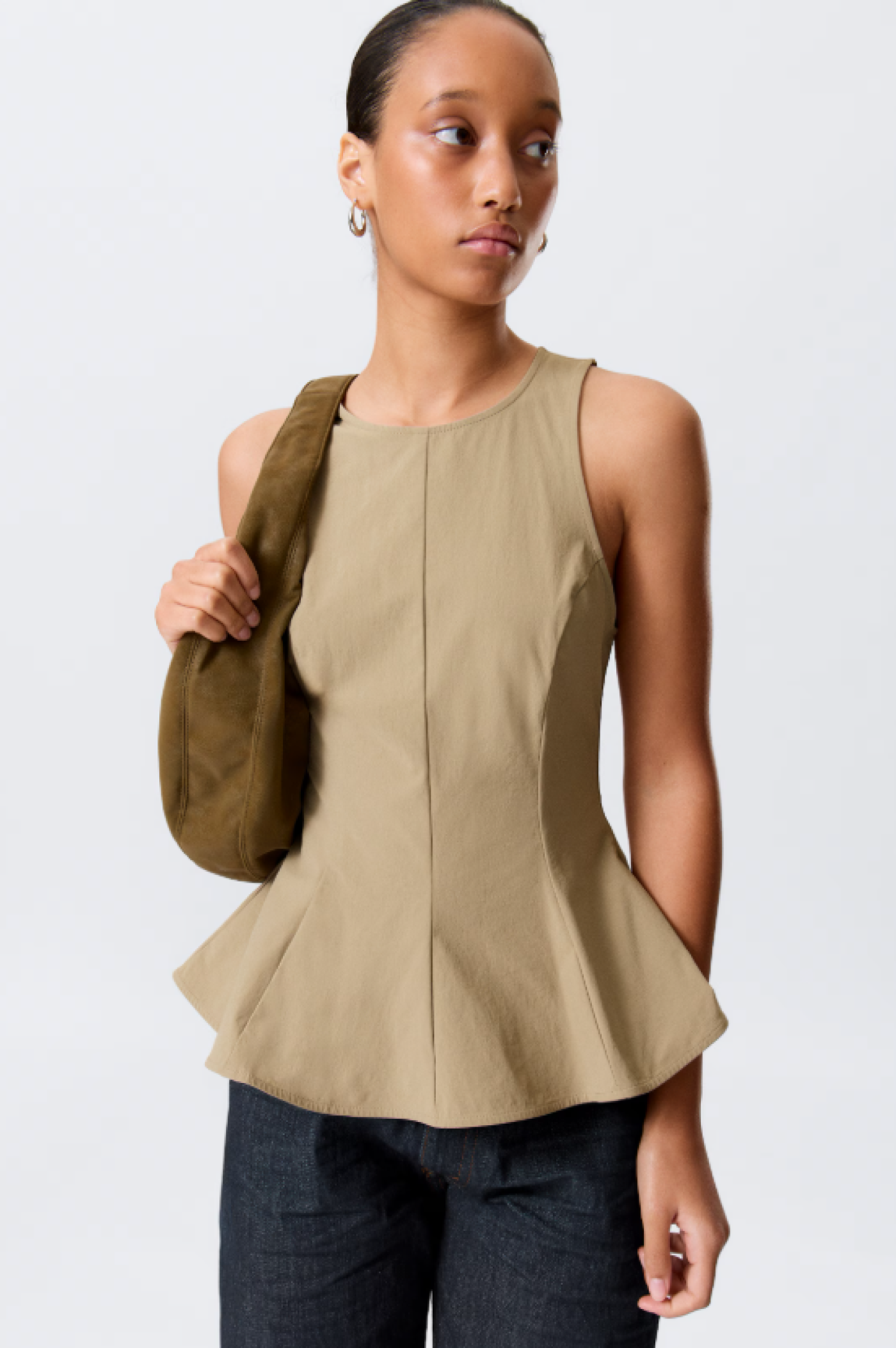 Modelka v béžovém peplum topu