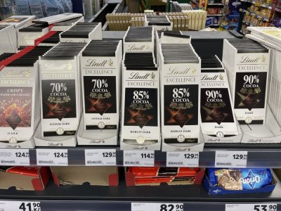 Tabulkové čokolády v regálu supermarketu