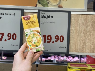 Kuřecí a slepičí bujóny v obchodě