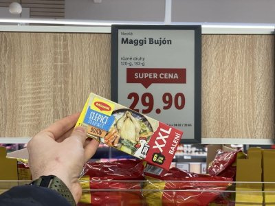 Kuřecí a slepičí bujóny v obchodě