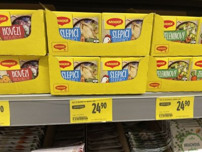 Kuřecí a slepičí bujóny v obchodě