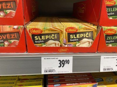 Kuřecí a slepičí bujóny v obchodě