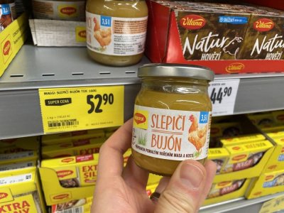 Kuřecí a slepičí bujóny v obchodě