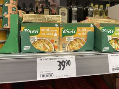 Kuřecí a slepičí bujóny v obchodě