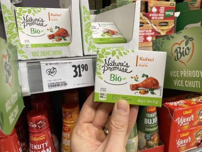 Kuřecí a slepičí bujóny v obchodě