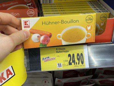 Kuřecí a slepičí bujóny v obchodě