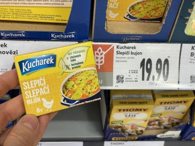 Kuřecí a slepičí bujóny v obchodě