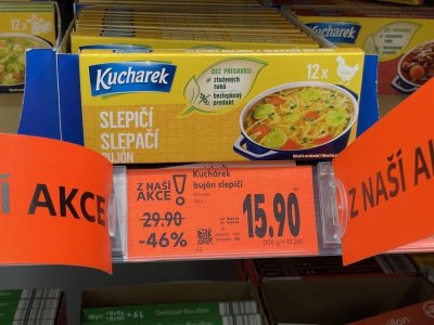 Kuřecí a slepičí bujóny v obchodě