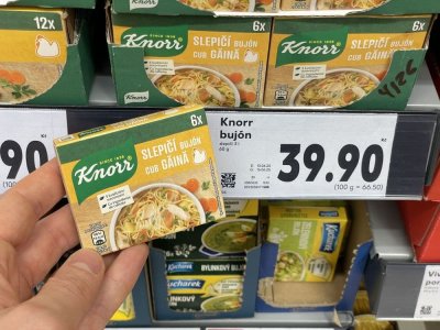 Kuřecí a slepičí bujóny v obchodě