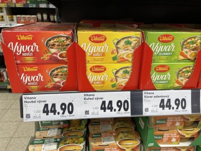 Kuřecí a slepičí bujóny v obchodě