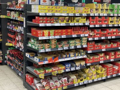 Kuřecí a slepičí bujóny v obchodě